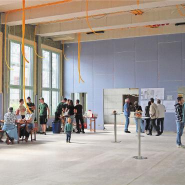 Neugierde fürs Erste gestillt - Rund 300 Personen liessen sich einen Einblick in die Baustelle zum Kulturbau Küngsmatt nicht entgehen. Bilder: ci