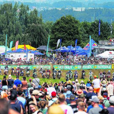 Hoch oben über Muri, Tausende Zuschauer und der Motorsport steht im Mittelpunkt. Das Pfingstcross erlebte einen Sahnetag. Bild: Simon Huwiler