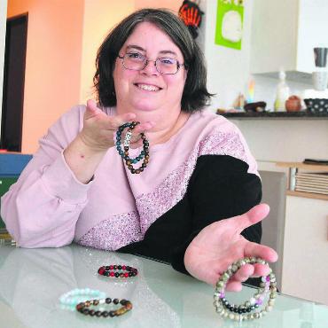 Sie wagt den nächsten Schritt - Ihre Ketten wird Alexandra Bösch am Adventsmarkt nicht präsentieren – stattdessen organisiert sie. Bild: Annemarie Keusch