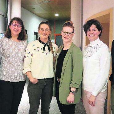 Menschen sollen zufriedener sein - Sie wirkten und wirken in Zukunft für die Spitex Oberfreiamt: Corinne Schindler, abtretend, Beatrice Scherrer, Geschäftsführerin, Patricia Villiger, neues Vorstandsmitglied Finanzen, Doris Felber, Aktuarin, Claudia König, Vizepräsidentin, Martin Abt, Präsident (von links). Es fehlt Madlene Michel, Personal. Bilder: ci
