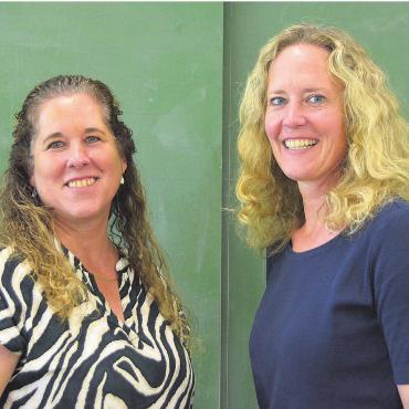 Für guten Start in Arbeitswelt - Lehrerin Mariza Nietlispach (links) und Schulleiterin Sylvia Rodel sind überzeugt, dass das Berufswahljahr ein wichtiges Angebot ist. Bild: Annemarie Keusch