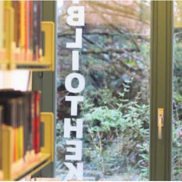 Mit Geschichten die Wartezeit verkürzen - In der Bibliothek wird Bruno Hächler Kinder ab vier Jahren verzücken. Bild: Archiv