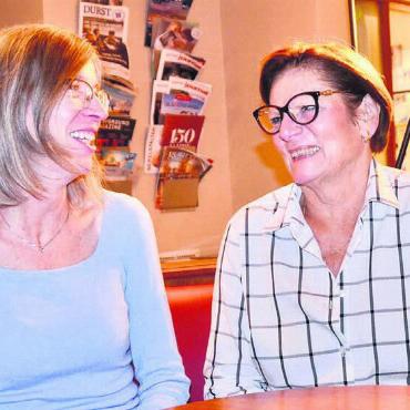 30 Jahre Musikleidenschaft - Freuen sich auf die anstehenden Konzerte: Bea Klausner (links), Dirigentin, und Erika Schober, Präsidentin Regi-Chor. Bild: Thomas Stöckli