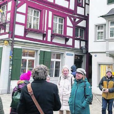 Gespaltene Stadt im Mittelalter - Aufmerksame Zuhörer bei der Stadtführung in St.Gallen. Bild: zg