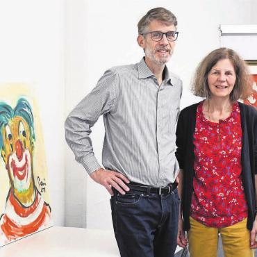 «Kunst für alle und mit allen» - Das Co-Präsidium der Kunstkommission, Verena Schütz und Robert Keller, freut sich auf etliche Aktivitäten, vor allem auf die Ausstellung mit Clown-Bildern von Giani Castiglioni. Bild: Daniel Marti