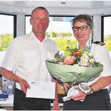 Juwel in nächster Nähe - Ende April wird Matrosin Ruth Wernli nach 25 Jahren ihren Einsatz bei der SGH beenden. An der GV gratuliert Verwaltungsratspräsident Thomas Lindenmann zum Jubiläum.