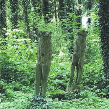 Skulpturen im Wald - Eine ganze Gruppe Erdmännchen hält Ausschau im Wald über Dietwil. Geschaffen hat sie der lokale Künstler Bruno Rölli mit seiner Motorsäge. Bild: Thomas Stöckli