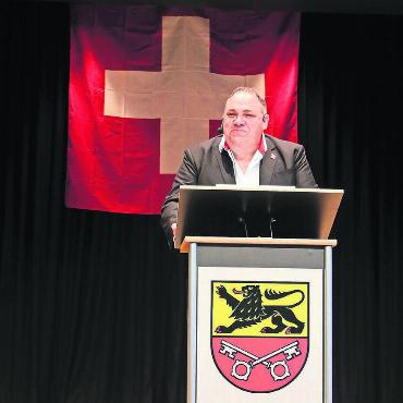 Kein Schwingfest in Dubai - Stefan Strebel hinter dem Rednerpult mit dem Oberlunkhofer Wappen – dort fand die gemein-
same Bundesfeier der Gemeinden Ober- und Unterlunkhofen statt – und vor der Schweizer Flagge. Der Schwingsport ist Schweizer Tradition und diese Traditionen sollen erhalten bleiben.
Bilder: Josip Lasic