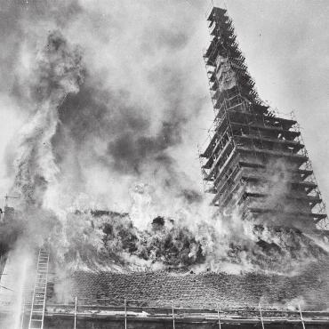 Wie Phönix aus der Asche - Genau um 13.50 Uhr gibt es im Chor-Dachgestühl (rechts) den grossen Chlapf, innert zehn Minuten brennt das ganze Kirchendach bis zur Orgel (ganz links). Bilder: Hans Rechsteiner