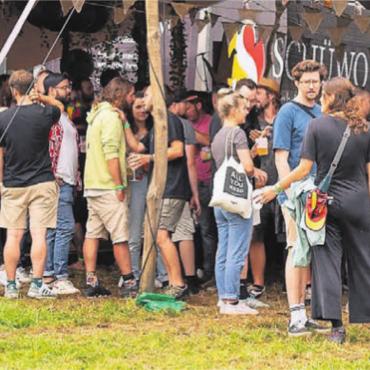 Paradies beim Föhrenhof - Die Schnauzbühne mit Bar: Dort gab es nicht nur tolle Darbietungen bei «Deine 10 Minuten», sondern auch tiefgründige Gespräche. Bilder: Stefan Hotz (8), Stefan Sprenger (2)