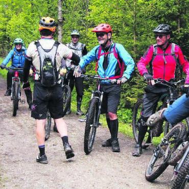 Neue Wege befahren - Markus Büchi (Mitte) begrüsst eine Gruppe Mountainbiker auf dem höchsten Punkt vom Lindenberg. Bild: zg