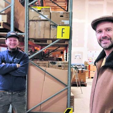 Mieten entspannt Familien-Budget - Logistik, Lager und Aufbereitungsort: Marc Nater von Sprinter Logistik, links, und Marco Tramontano schätzen ihre Zusammenarbeit. Bild: Verena Anna Wigger