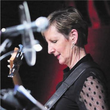 Freude im Bauch - Lisa Scannell aus Wohlen spielte am Bass beim Auftritt von Larissa Baumann.