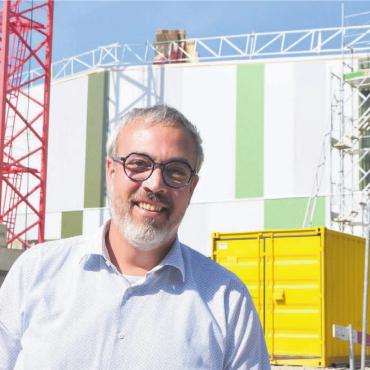 Wie Lego für Erwachsene - Hinter Arno Zaugg, Leiter Immobilien der Gemeinde, wächst die neue Trainingshalle rasant in die Höhe. Bild: Annemarie Keusch