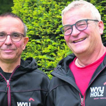 Dank der Unterstützung der Frauen - Max Wyder, links, und Max Lindenmann haben ihre Vision aufleben lassen. Sie freuen sich auf den Tag der offenen Tür am 24. Mai von 10 bis 16 Uhr. Aus Anlass des 25-Jahr-Jubiläums laden sie die Bevölkerung ein, mitzufeiern und ihren Betrieb an der Pilatusstrasse 28 zu besichtigen. Bild: Verena Anna Wigger