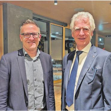 «Hilfe von oben» - Arsène Perroud (links) und Raymond Tellenbach bildeten fast acht Jahre lang das Präsidium der Gemeindeammännervereinigung des Bezirks Bremgarten. Mit ihrem Abgang als Ammann von Wohlen resp. Bremgarten kommt es auch hier zu einem Wechsel. Am Mittwoch fand die letzte Gemeindeammännerversammlung unter dem Duo statt. 
Bild: Marco Huwyler