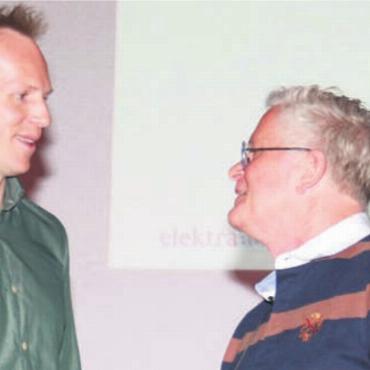 Stabiles Netz als Herausforderung - Aus dem Vorstand zum Betriebsleiter: Präsident Thomas Wenger (rechts) freut sich, dass Fachmann Michael Bütler der Elektra Auw erhalten bleibt. Bild: zg