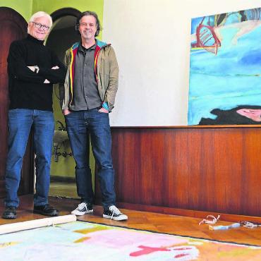Mit Kunst Land schaffen - Zwei, die sich bestens verstehen: Kurator Ueli Strebel (links) und Künstler Roland Reisewitz. Seine Werke gibt es bald in der Villa Wild zu bestaunen. Bild: Annemarie Keusch