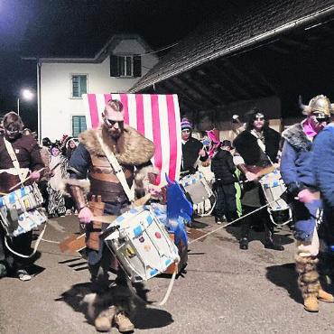 Es ist Fasnacht - Die Tambouren aus Neuenburg beim Abmarsch zur Tagwache im Dorf. Bild: vaw