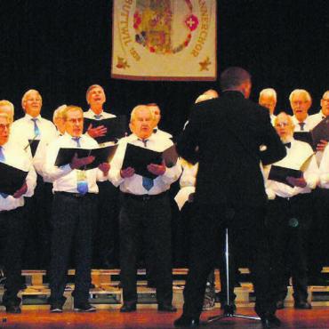 «Aber bitte mit Sahne» - Die zwei vereinigten Chöre, der Männerchor Buttwil und der Wirtechor Bremgarten, beim gemeinsamen Auftritt. Bilder: Alphonse Hauser