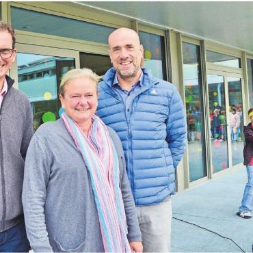 Das Jahr der Schulbauten - Bei der Schulhaus-Einweihung, von links: Stefan Woodtli und Bettina Taiana (Schulleitung) mit Gemeinderat Kevin Vaes. Bilder: Thomas Stöckli / Archiv