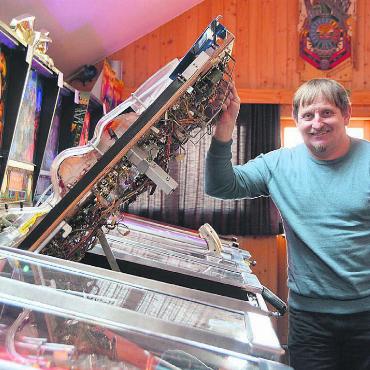 Faszination Flipper - Das komplexe Innenleben der Flipperkästen – das fasziniert Jakob Sidler an den Automaten. Bild: Annemarie Keusch