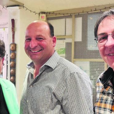 Von Muri für Muri - Milly Stöckli und Parteipräsident Roman Roth (rechts) freuen sich, ihren Kandidaten Herbert Meier vorzustellen. Mit Meier kandidiert die SVP für einen der drei offenen Sitze im Gemeinderat. Bild: Verena Anna Wigger