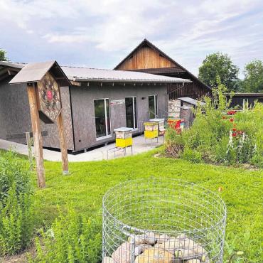 Beitrag zum Umweltschutz - Im Lehrbienenstand geben erfahrende Imker ihr Wissen weiter. Bild: zg