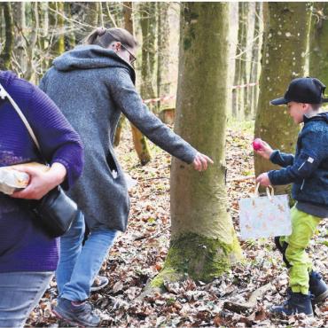 Wenn das goldene Ei zählt - Die Freude über jedes gefunde Ei, ist bei den Erwachsenen und Kindern gross. Bilder: Verena Anna Wigger