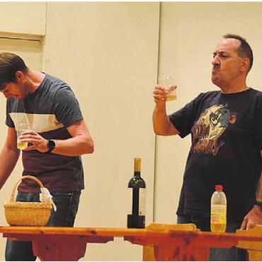 Vom Bauernhof in den Palast - Bauer Lunzi Huber (Bertram Som, rechts) stösst mit seinem Bodyguard Ambros (Patrik Schöpfer) an – mit Wasser mit Kräuterzusatz. Bilder: Annemarie Keusch