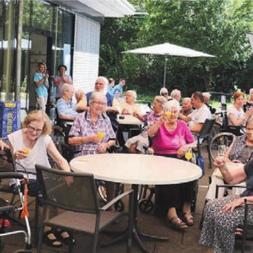 Essen auch im Alter wichtig - Geschäftsleiter Walter Cassina (rechts) stösst mit den Bewohnerinnen und Bewohnern auf die Auszeichnung an.