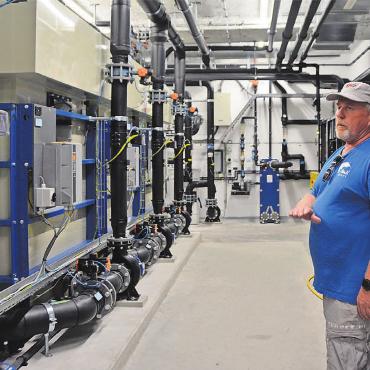 Alle Hürden gemeistert - Badi-Betriebsleiter Martin Burkart gibt Einblick in «seine» neue Badewassertechnik. Bild: Annemarie Keusch