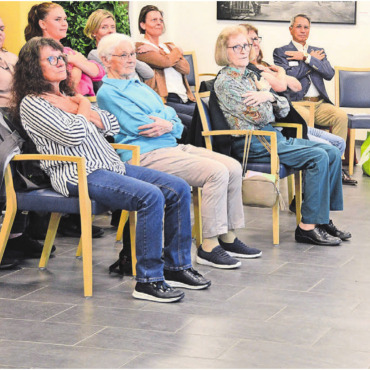 Wenn die Kräfte nachlassen - Nicht bloss Theorie vermitteln. Manuela Crameri, Fachverantwortliche Bewegung und Sport bei der Pro Senectute, zeigte den Anwesenden einige einfache Übungen,die sich problemlos zuhause machen lassen. Und forderte sie gleich zum Mitmachen auf. Bilder: Chregi Hansen