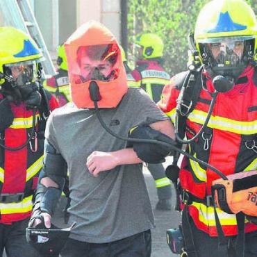 Gefahrenzone Pausenplatz - Eine Person konnte geborgen werden. Zur Sicherheit trägt sie eine Rettungshaube.