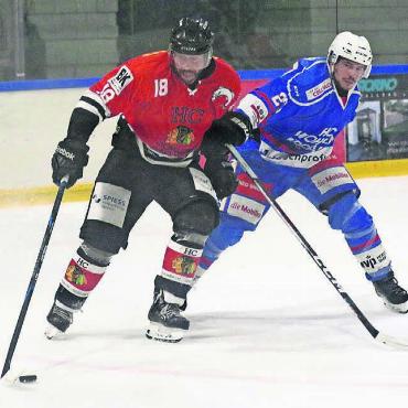 Fi-Gö muss, Wohlen will - Fi-Gös Patrick Bula (links) und Wohlens Andreas Meyer im Duell. Das erste Derby war mit einem 11:3 für Fischbach-Göslikon eine klare Sache. Wohlen hofft, diesmal so lange wie möglich dagegenhalten zu können. Bild: Archiv/jl
