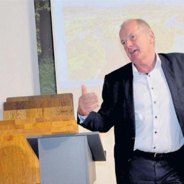 Grossrat Stefan Huwyler durfte Stephan Attiger (rechts), Vorsteher des kantonalen Departements Bau, Verkehr und Umwelt, als Referent begrüssen. Bild: Thomas Stöckli