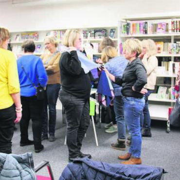 Mit Outfits punkten - Der Kursabend zog überraschend viele Frauen an. Nach dem Referat konnten sie verschiedenen Tipps gleich mal umsetzen.