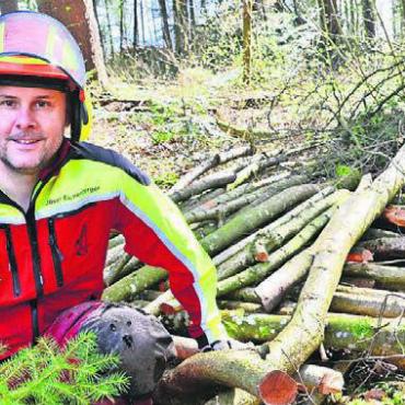 Waldrand als Lebensraum - Oliver Eichenberger zeigt den vorbereiteten Grundbau für eine der beiden Wieselburgen.