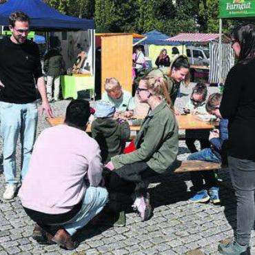 Hier trifft man sich - Beim Stand des Biohofs Farngut können Kinder Ostereier bemalen.