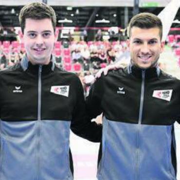 Bestätigung der guten Leistungen - Philippe Maurer (links) und Sergio Abalo durften gleich mehrere Finalspiele im Schweizer Handball pfeifen. Bild: Archiv/awa