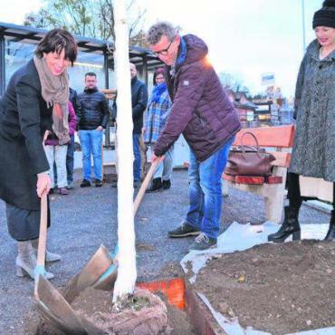 Das bleibt in Erinnerung - 16. November: Baumpflanzung für Doris Leuthard (links) in Merenschwand.