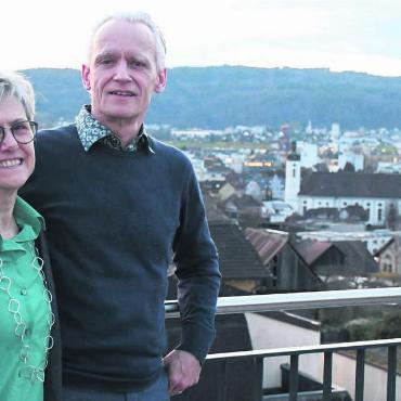 Ewiger Favorit in der Hauptrolle - Lieblingswohnung gefunden: Markus und Andrea Keller geniessen in ihrer Wohnung an der Steingasse die traumhafte Aussicht auf Wohlen. Bilder: dm/wam