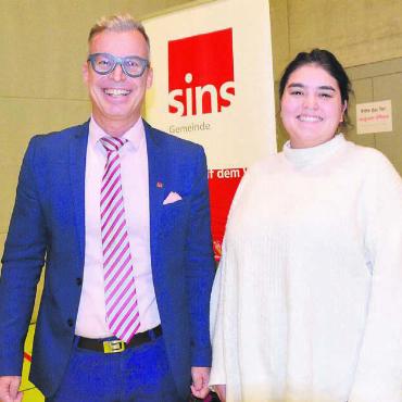 Regionale Jugendarbeit kann starten - Gemeinderat Pius Vogel und Jugendarbeiterin Gizem Kiliç-Yavuz dürfen sich freuen. Alle beteiligten Gemeinden haben der Regionalen Jugendarbeit zugestimmt. Bild: Thomas Stöckli