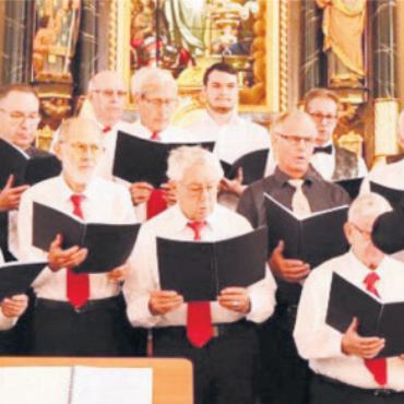Die «ad hoc singers» sorgten nicht nur musikalisch für ein schönes Bild. Bild: zg