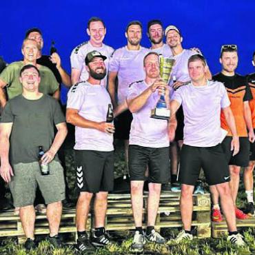 Sport und Spass in einem - Die Siegerinnen und Sieger des Volleyball-Teams – total starteten 52 Teams. Bild: zg