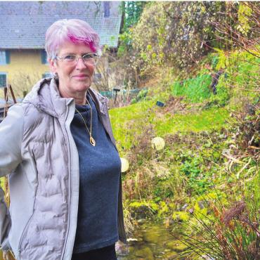 Auf höherer Ebene Gas geben - In ihrem Garten mit Teich kommt Franziska Stenico zur Ruhe – künftig wahrscheinlich etwas regelmässiger. Bilder: Thomas Stöckli / Archiv