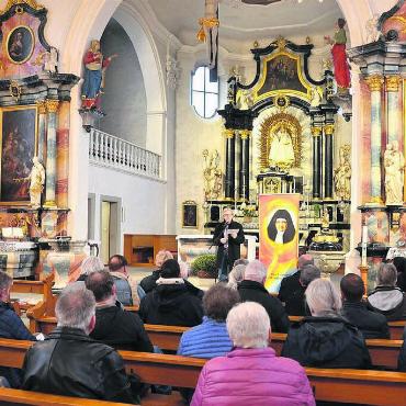 Auf Maria Bernardas Spuren - Matthias Schüepp, Synodenpräsident, begrüsst die Synodalen, die Mitglieder des Kirchenparlaments der römisch-katholischen Kirche im Aargau, in der römisch-katholischen Pfarrei St. Nikolaus in Auw. Bild: zg