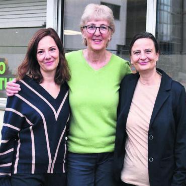 Grosse Wertschätzung für das Engagement - Noch bis Ende März Dreier-Dream-Team (von links): Sachbearbeiterin Rebecca Gmünder; Maja Kuhn, Einsatzleitung Alltags- und Haushalthilfedienst, und Nachfolgerin Mariana Bottani. Bild: mo