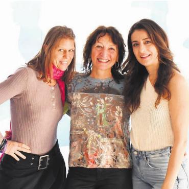 Die neue Wunschbesetzung - Nachfolge geregelt: Doriz Abt (Mitte) übergibt auf Anfang nächstes Jahr den «Tanzlade» an Sabrina Schwarzmann (links) und Montse Bello (rechts). Bilder: Daniel Marti / zg