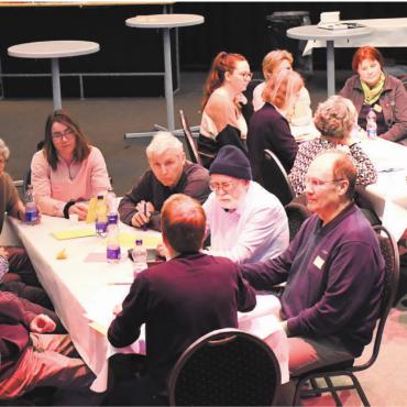 Zusammenhalt stärken - World-Café mit angeregten Diskussionen an insgesamt acht Tischen: Die Kulturakteure kamen dabei zu wichtigen Erkenntnissen. Bilder: Daniel Marti